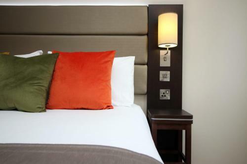 Silurian Hotel Double Bedroom By Staybc