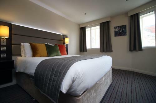 Silurian Hotel Double Bedroom By Staybc