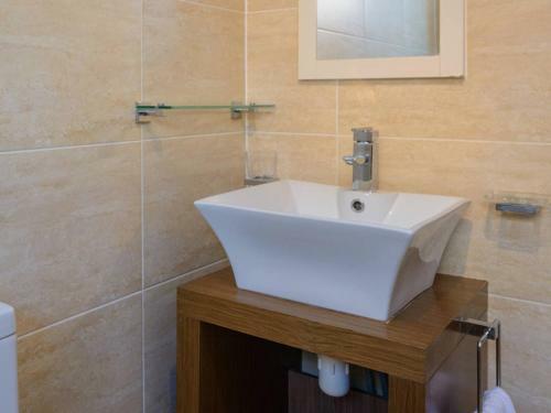 Corrin - Chic 1 Bedroom Apartment