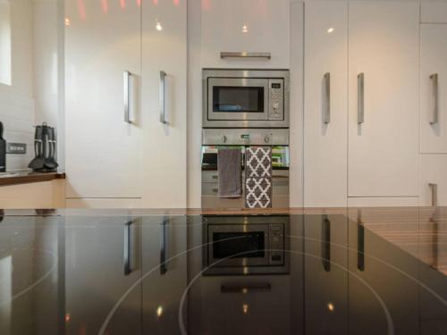 Corrin - Chic 1 Bedroom Apartment