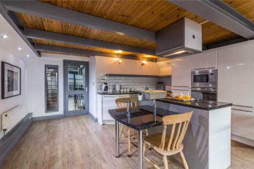 Spacious 3 Bed City Centre Apartment