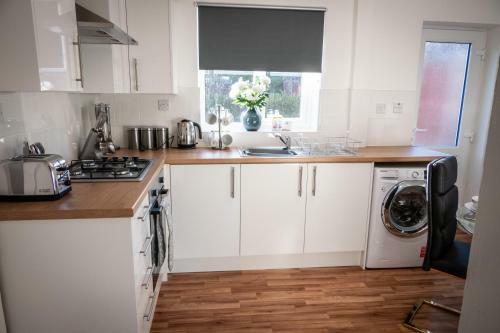 Squiggly Zebra - 3 Bedroom House With Parking
