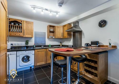 Onpoint Apartments - 2 Bedroom Apartment In Superb Location!