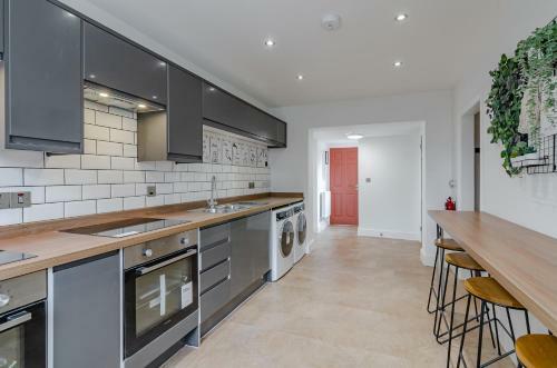 Uniquely Designed, Fast Wifi, Recently Refurbished, Great For Contractors