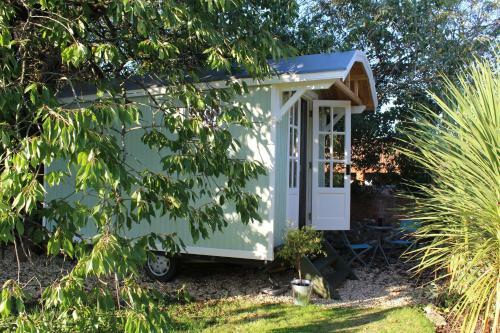 Bed & Breakfast Little England Retreats