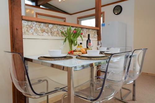 Clamshell Lodge