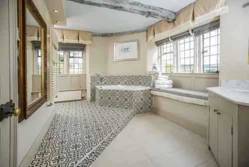 Painswick Chateau Sleeps 22 Pool Wifi