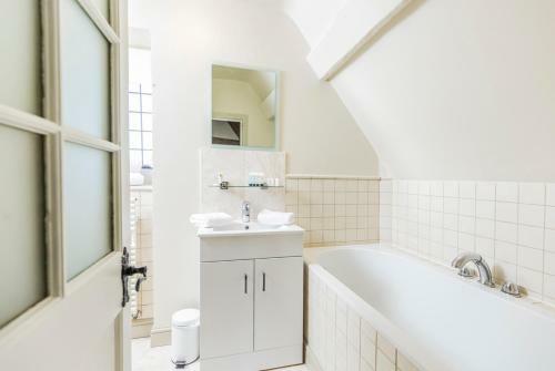 Painswick Chateau Sleeps 22 Pool Wifi
