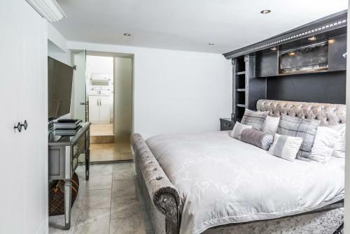 Painswick Chateau Sleeps 22 Pool Wifi