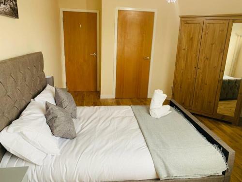 Modern 2 Bed Apartment, Close To Gla Airport & M8
