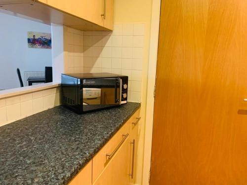 Modern 2 Bed Apartment, Close To Gla Airport & M8