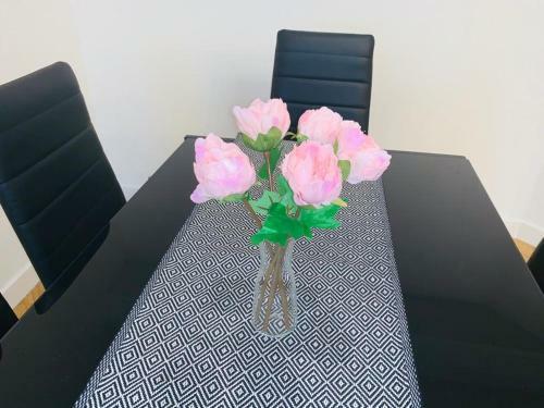 Modern 2 Bed Apartment, Close To Gla Airport & M8