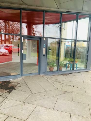 Modern 2 Bed Apartment, Close To Gla Airport & M8