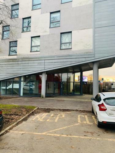 Modern 2 Bed Apartment, Close To Gla Airport & M8