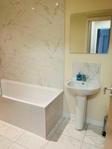 Modern 2 Bed Apartment, Close To Gla Airport & M8