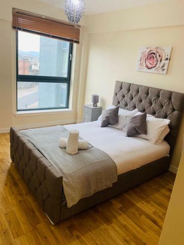 Modern 2 Bed Apartment, Close To Gla Airport & M8