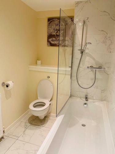Modern 2 Bed Apartment, Close To Gla Airport & M8