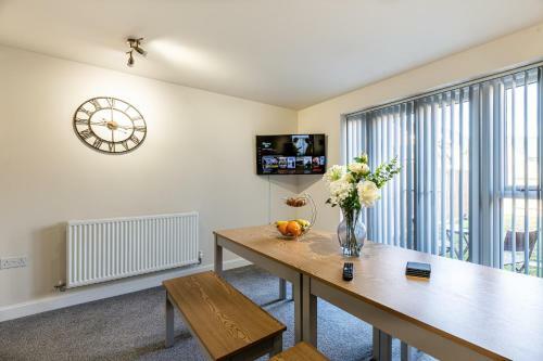 Spacious Contractor House For Large Groups - Free Parking By Klarok Accommodation Ltd