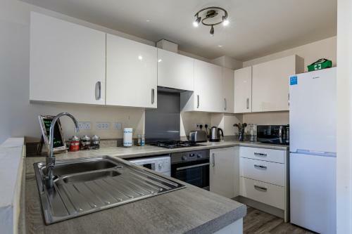 Spacious Contractor House For Large Groups - Free Parking By Klarok Accommodation Ltd