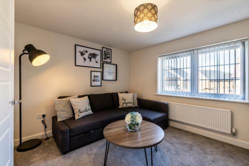 Spacious Contractor House For Large Groups - Free Parking By Klarok Accommodation Ltd
