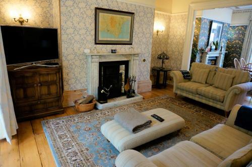 Spacious Town House With Swimming Pool