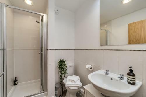 Bright, Stylish Contemporary Apartment