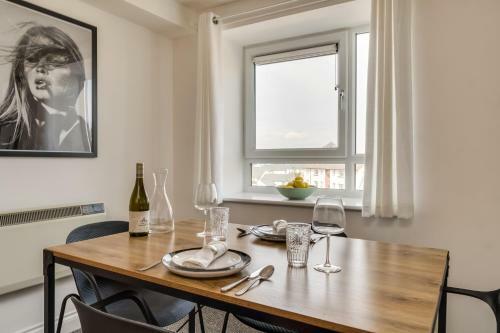 Bright, Stylish Contemporary Apartment