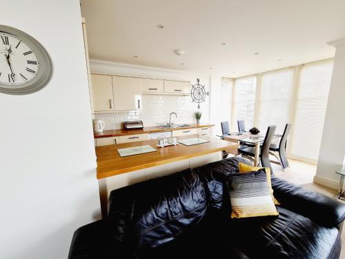 Off The Hook - Luxury Beach Apartment - Sleeps 4
