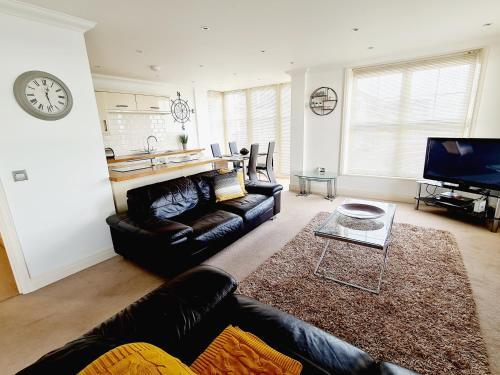 Off The Hook - Luxury Beach Apartment - Sleeps 4