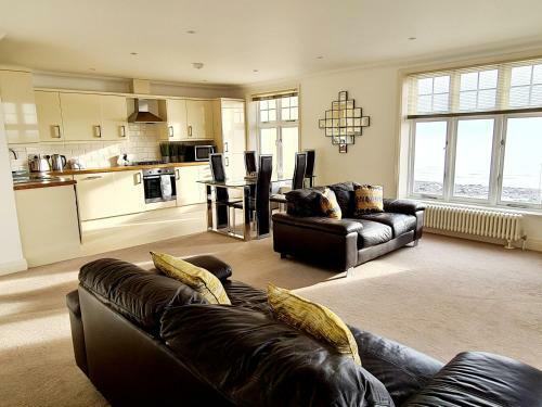 Shore Thing - Luxury Beach Apartment - Sleeps 4
