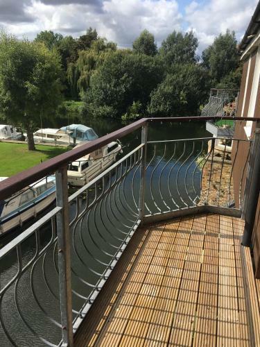 Waterfront House In The Heart Of St Neots