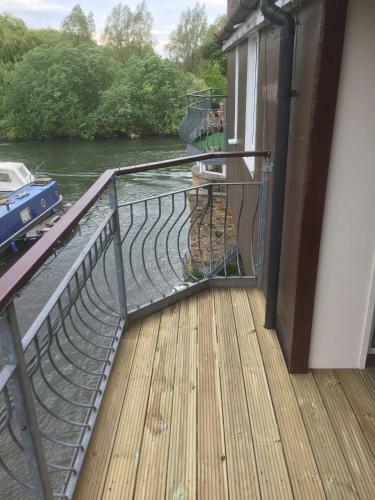 Waterfront House In The Heart Of St Neots