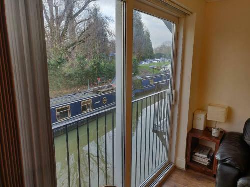 Waterfront Apartment In The Heart Of St Neots