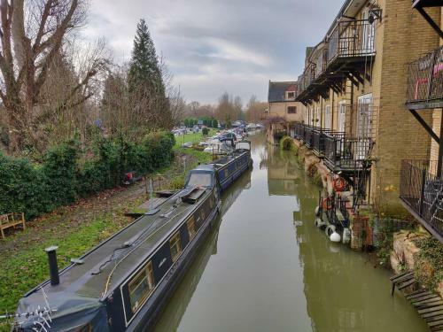 Waterfront Apartment In The Heart Of St Neots