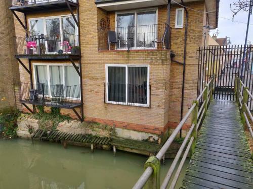 Waterfront Apartment In The Heart Of St Neots
