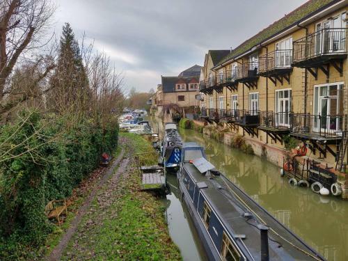 Waterfront Apartment In The Heart Of St Neots