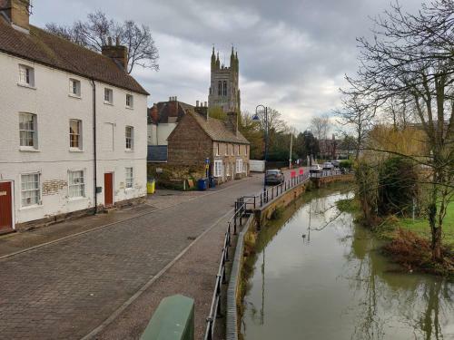 Waterfront Apartment In The Heart Of St Neots
