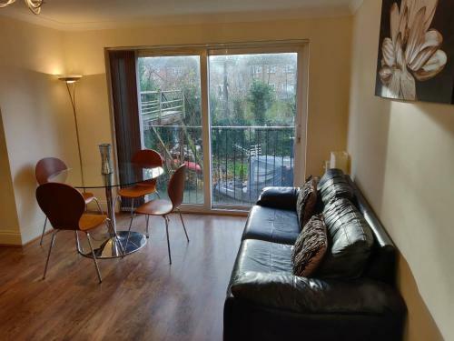 Waterfront Apartment In The Heart Of St Neots