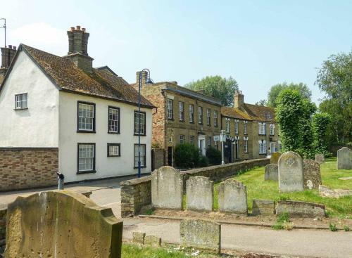 Waterfront Apartment In The Heart Of St Neots