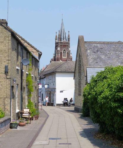 Waterfront Apartment In The Heart Of St Neots