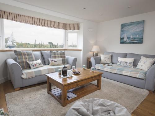 6 Knowle Court