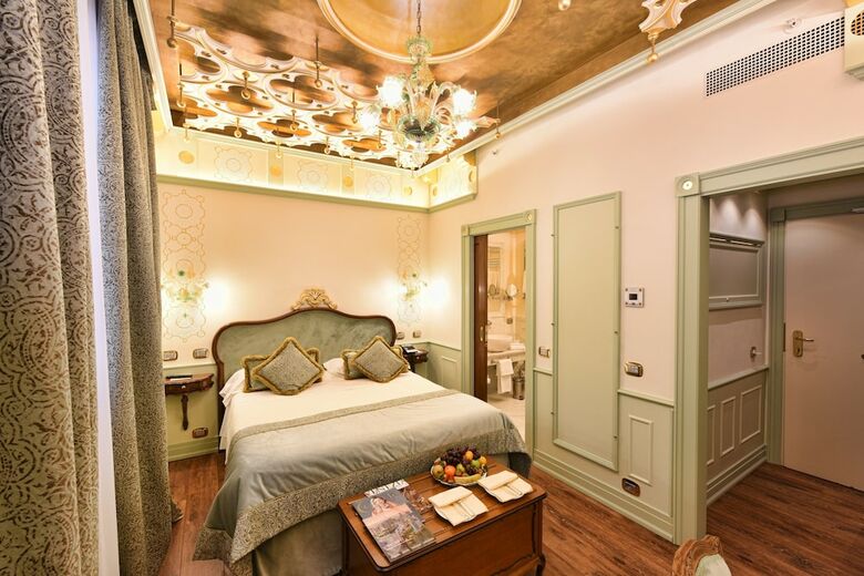 Hotel Monaco And Grand Canal
