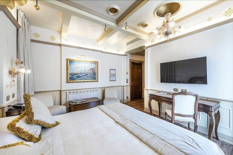 Hotel Monaco And Grand Canal