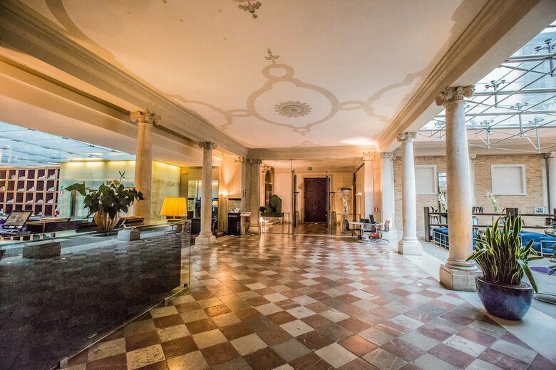 Hotel Monaco And Grand Canal