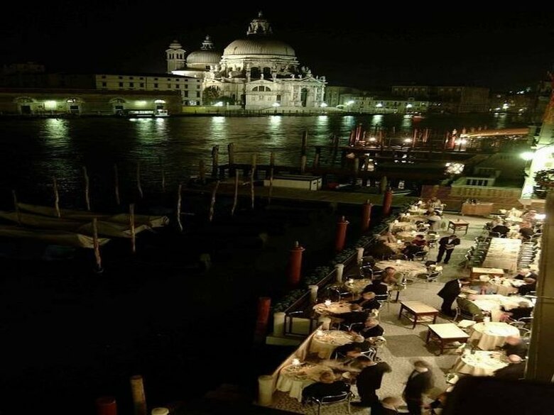 Hotel Monaco And Grand Canal
