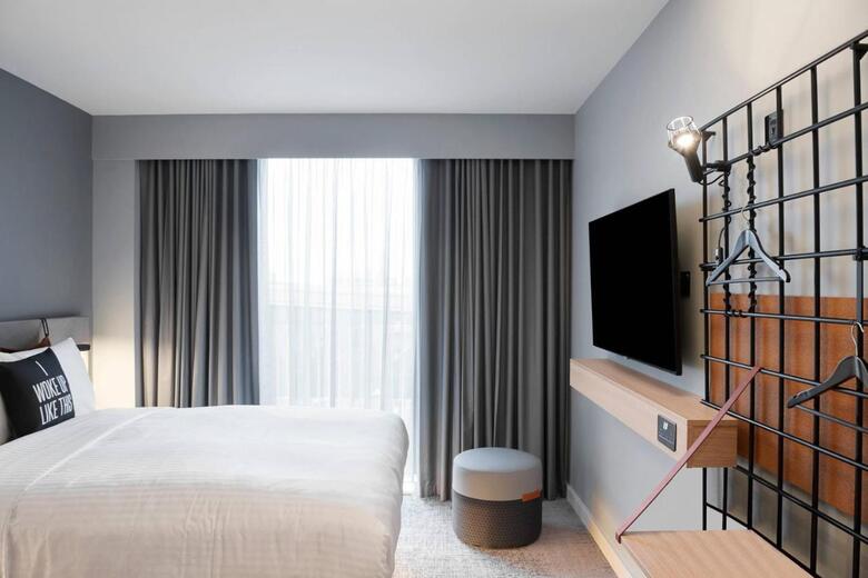 Hotel Moxy Slough
