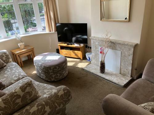 Home2home Captivating 4-bed House In Solihull