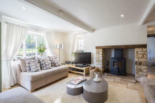 Southrop Villa Sleeps 6 Wifi