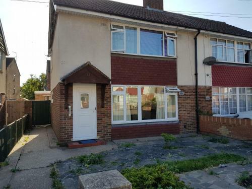 Hostal Love: Peaceful Neighbourhood Near Heathrow