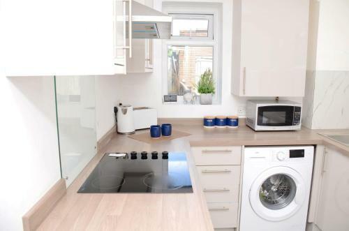 Hostal (7sm-12)dreams Serviced Accommodations- Staines/heathrow
